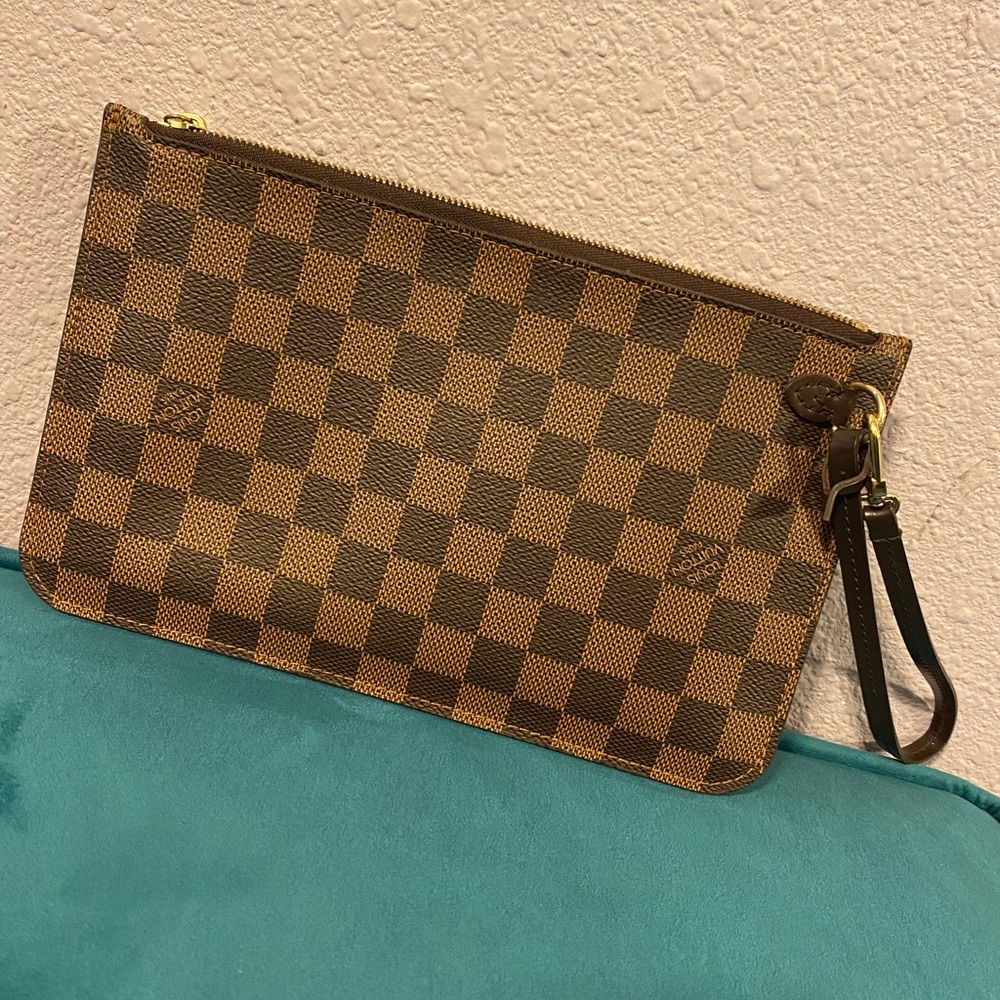 Authentic LV neverful pouch!